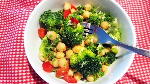 Broccoli, Red Pepper & Chickpea Salad (vegan, gluten-free)